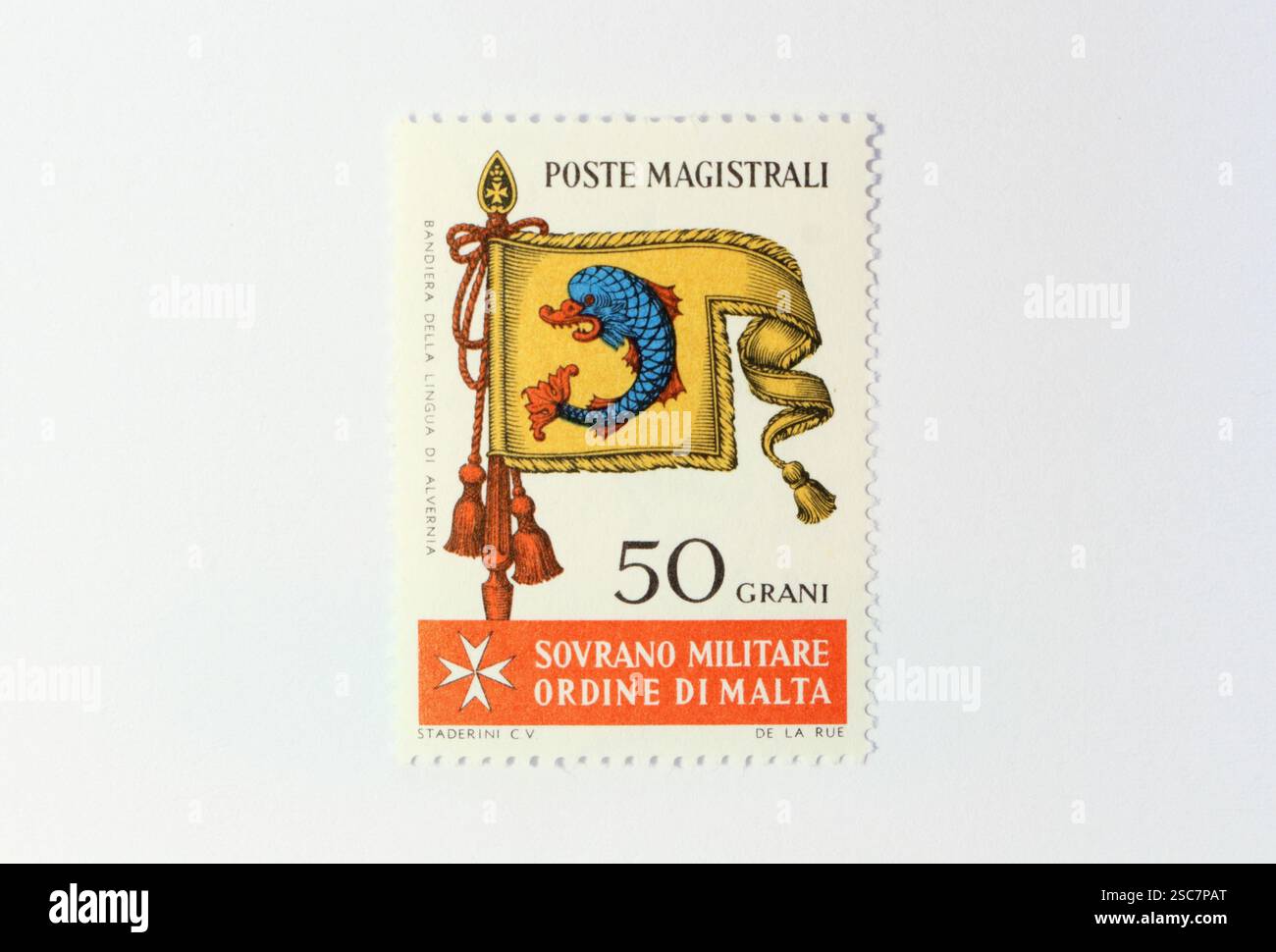Briefmarke des Souveränen Malteserordens in Italien im Jahr 1967 zum Thema "alte Ordnungsflaggen", Briefmarkensammelhobby. Stockfoto