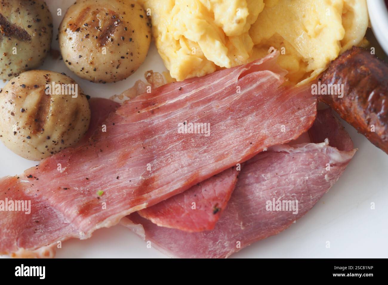 Köstlicher Frühstücksteller mit Schinken und Rührei Stockfoto