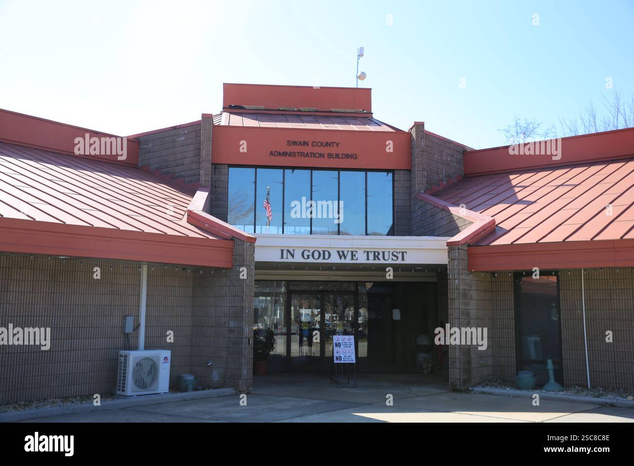 Das Swain County Administration Building in Bryson City, North Carolina, ist das Hauptgebäude der Kommunalverwaltung. Stockfoto