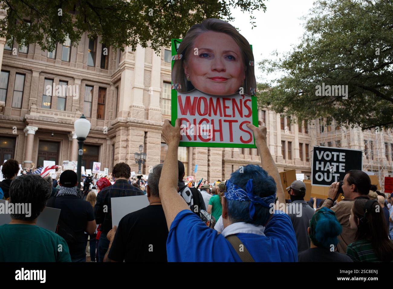 Austin, Texas, USA. Februar 2025. Eine Teilnehmerin des Anti-Trump-Protestes im Texas State Capitol in Austin hat ein Bild von Hillary Clinton und betont die Notwendigkeit der Frauenrechte. Der Protest war Teil der 50501 gesponserten Proteste in allen 50 Bundeshauptstädten am Mittwoch. (Kreditbild: © Jaime Carrero/ZUMA Press Wire) NUR REDAKTIONELLE VERWENDUNG! Nicht für kommerzielle ZWECKE! Stockfoto