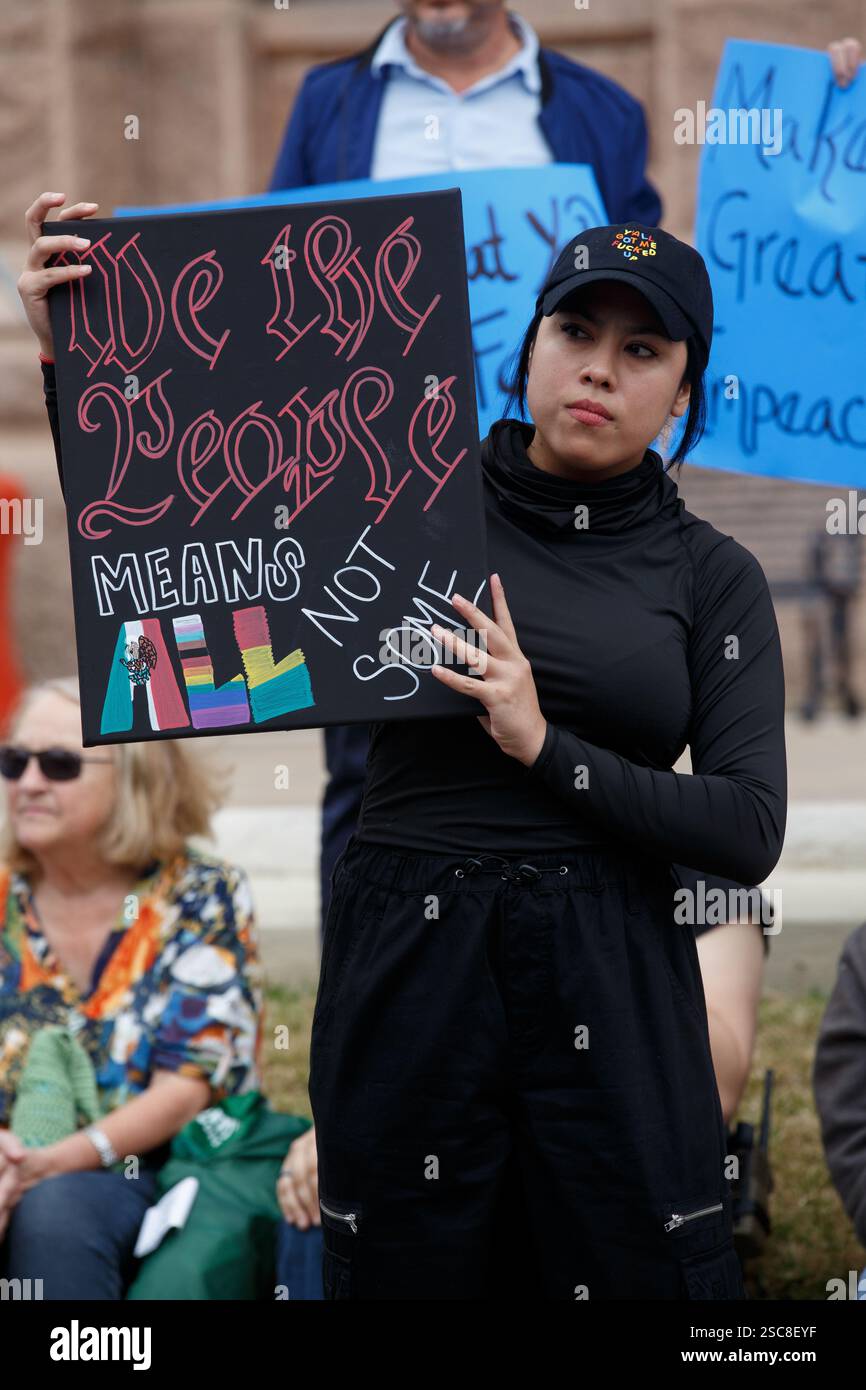 Austin, Texas, USA. Februar 2025. Eine Latino-Frau hält am Mittwoch ein Protestzeichen im State Capitol in Austin Texas. Der Protestteil einer koordinierten Serie von Protesten in allen 50 Staatskapitolen verurteilte die Politik der Trump-Regierung gegenüber Einwanderern, Frauen, LGQT und POC. (Kreditbild: © Jaime Carrero/ZUMA Press Wire) NUR REDAKTIONELLE VERWENDUNG! Nicht für kommerzielle ZWECKE! Stockfoto