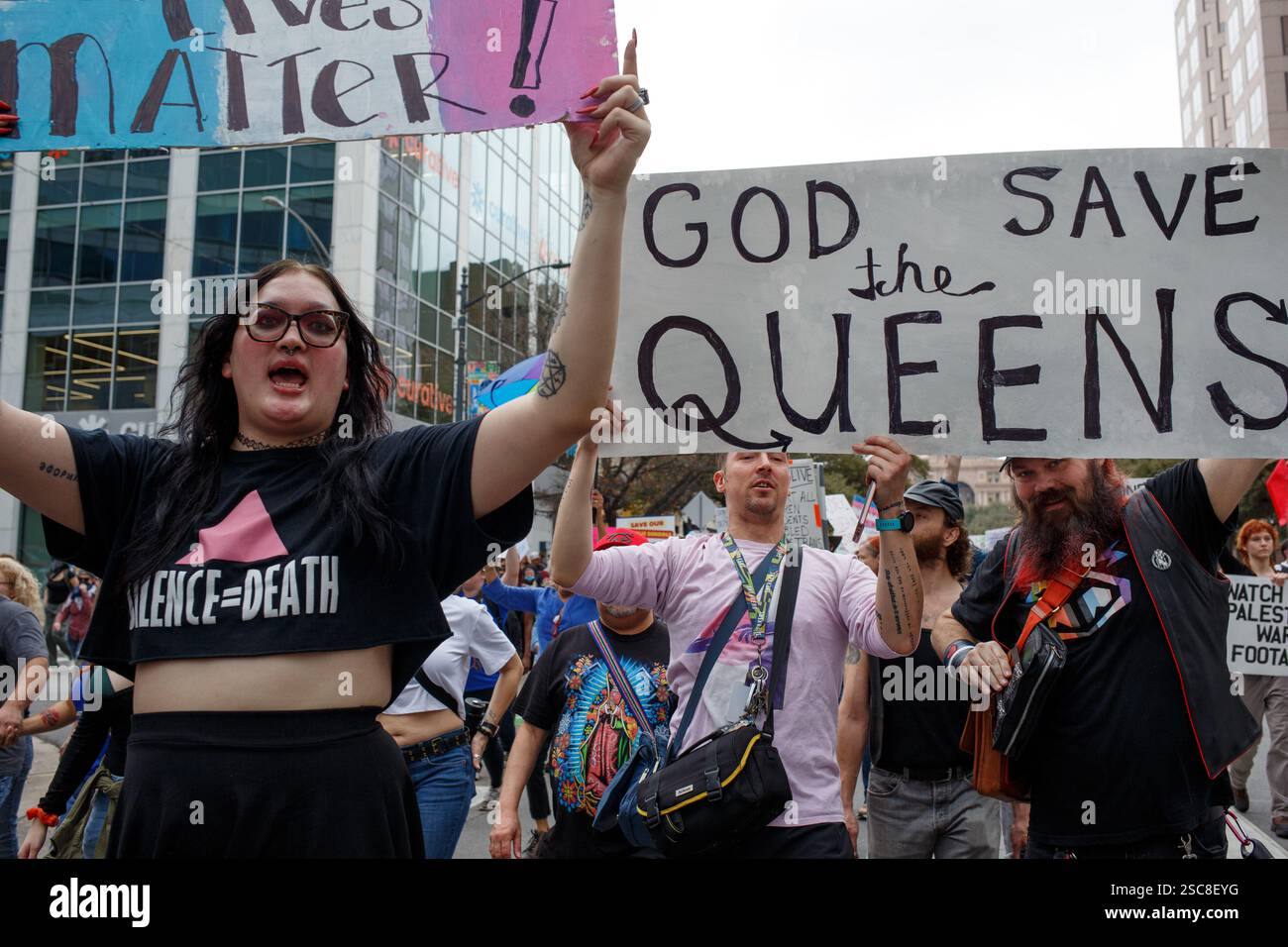 Austin, Texas, USA. Februar 2025. Mitglieder der Gay, Trans und der LGQT-Community halten Schilder und marschieren am Mittwoch vom State Capitol in Austin Texas die Congress Avenue hinunter. Der Protest war Teil der gleichzeitigen Proteste in allen 50 State Capitols. (Kreditbild: © Jaime Carrero/ZUMA Press Wire) NUR REDAKTIONELLE VERWENDUNG! Nicht für kommerzielle ZWECKE! Stockfoto