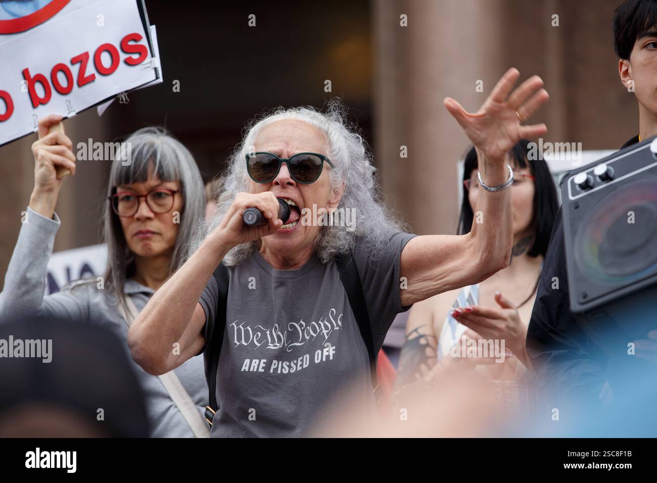 Austin, Texas, USA. Februar 2025. Ein Demonstrant wendet sich am Mittwoch an die Teilnehmer des Anti-Trump-Protestes im State Capitol in Austin Texas. Der Protestteil der 50501 gesponserten Proteste in allen 50 Staatskapitolen prangerte die Politik der Trump-Regierung an, gegenüber Einwanderern, Frauen, Schwulen, Transgender und POC (Credit Image: © Jaime Carrero/ZUMA Press Wire) NUR REDAKTIONELLE VERWENDUNG! Nicht für kommerzielle ZWECKE! Stockfoto