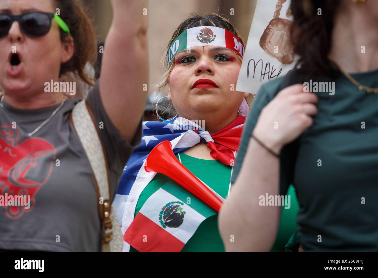 Austin, Texas, USA. Februar 2025. Eine Latino-Frau schaut den Demonstranten zu, die am Mittwoch im State Capitol in Austin Texas singen. Der Protestteil einer koordinierten Serie von Protesten in allen 50 Staatskapitolen verurteilte die Politik der Trump-Regierung gegenüber Einwanderern, Frauen, LGQT und POC. (Kreditbild: © Jaime Carrero/ZUMA Press Wire) NUR REDAKTIONELLE VERWENDUNG! Nicht für kommerzielle ZWECKE! Stockfoto