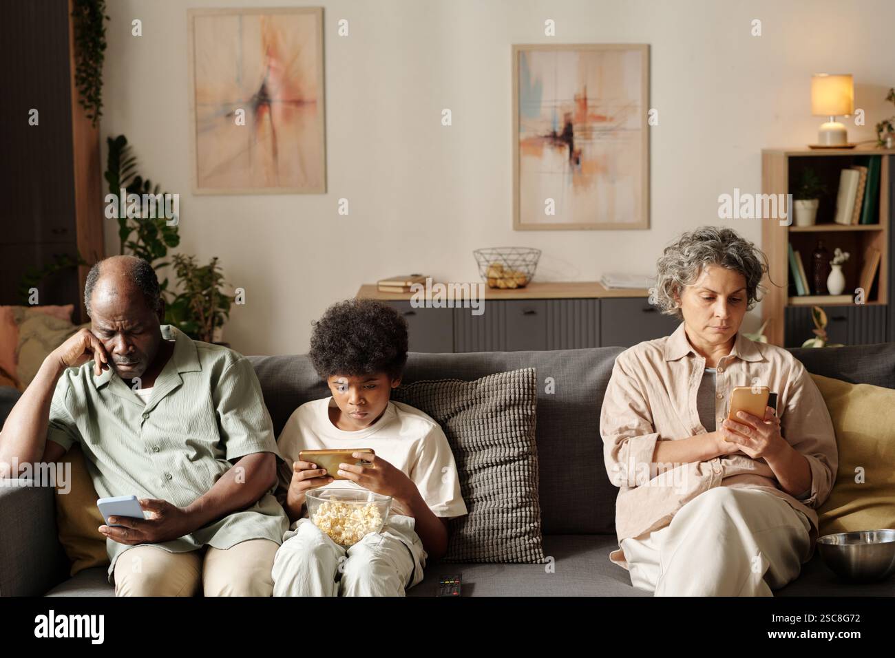Familienurlaub und Nutzung elektronischer Geräte zu Hause Stockfoto