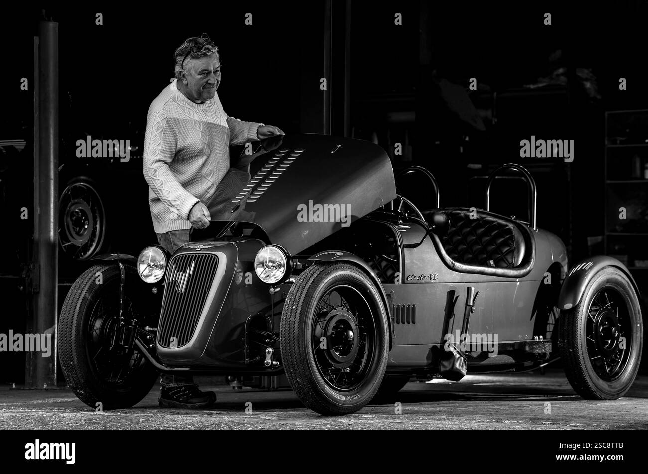 28/01/25 Besitzer der Austin Motor Company, John Stubbs, beendete den ersten Pfeil in seiner Produktionsstätte in Essex. Er fand heraus, dass er kaufen konnte und Stockfoto