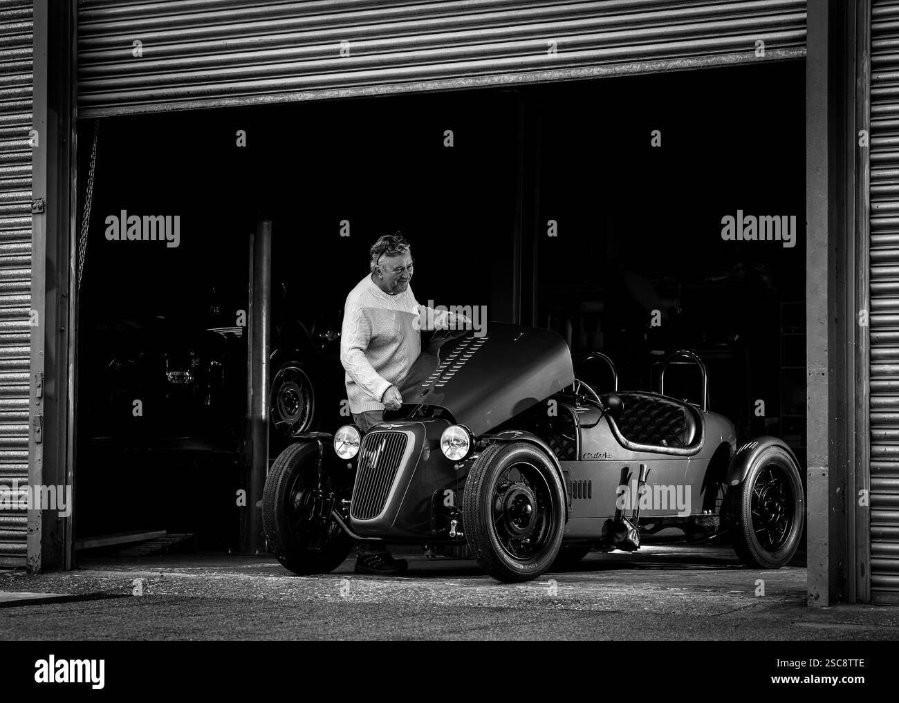 28/01/25 Besitzer der Austin Motor Company, John Stubbs, beendete den ersten Pfeil in seiner Produktionsstätte in Essex. Er fand heraus, dass er kaufen konnte und Stockfoto