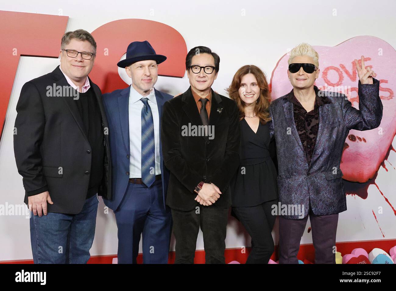 Februar 2025, Los Angeles, Kalifornien, USA: Sean Astin, Jeff Cohen, Ke Huy Quan, Kerri Green, Corey Feldman bei der Premiere von Love Hurts im TCL Chinese Theatre IMAX (Credit Image: © Nina Prommer/ZUMA Press Wire) NUR REDAKTIONELLE VERWENDUNG! Nicht für kommerzielle ZWECKE! Stockfoto