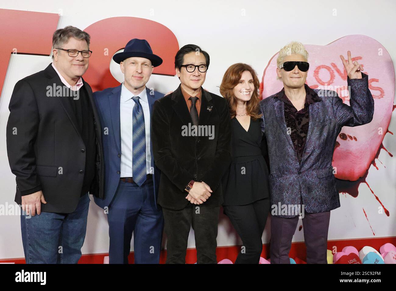 Februar 2025, Los Angeles, Kalifornien, USA: Sean Astin, Jeff Cohen, Ke Huy Quan, Kerri Green, Corey Feldman bei der Premiere von Love Hurts im TCL Chinese Theatre IMAX (Credit Image: © Nina Prommer/ZUMA Press Wire) NUR REDAKTIONELLE VERWENDUNG! Nicht für kommerzielle ZWECKE! Stockfoto