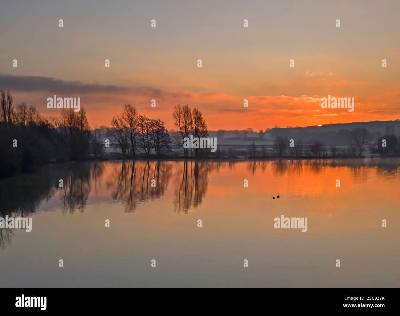Aus der Vogelperspektive auf die Morgenröte über den angrenzenden Brook Lakes Country Park ehemalige Schottergruben in ashford kent Stockfoto