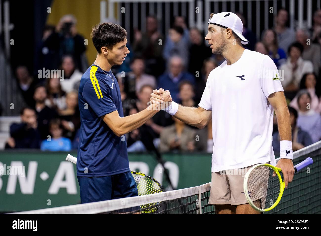 ROTTERDAM, NIEDERLANDE - 5. FEBRUAR: Jan-Lennard Struff aus Deutschland gratuliert Fabian Marozsan aus Ungarn nach dem Spiel der ersten Runde der Männer-Singles am dritten Tag der ABN AMRO Open beim Rotterdam Ahoy am 5. Februar 2025 in Rotterdam, Niederlande. (Foto: Rene Nijhuis/MB Media) Stockfoto