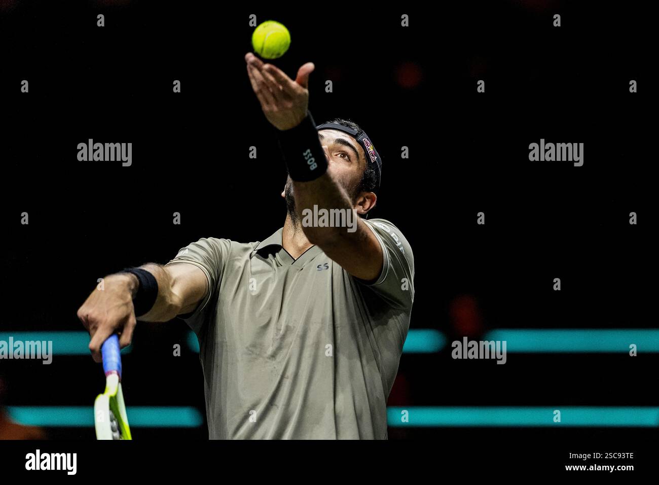 ROTTERDAM, NIEDERLANDE - 5. FEBRUAR: Matteo Berrettini aus Italien spielt am dritten Tag der ABN AMRO Open bei der Rotterdam Ahoy am 5. Februar 2025 in Rotterdam, Niederlande, in seinem Spiel in der ersten Runde der Männer-Singles gegen Tallon Griekspoorof aus den Niederlanden. (Foto: Rene Nijhuis/MB Media) Stockfoto
