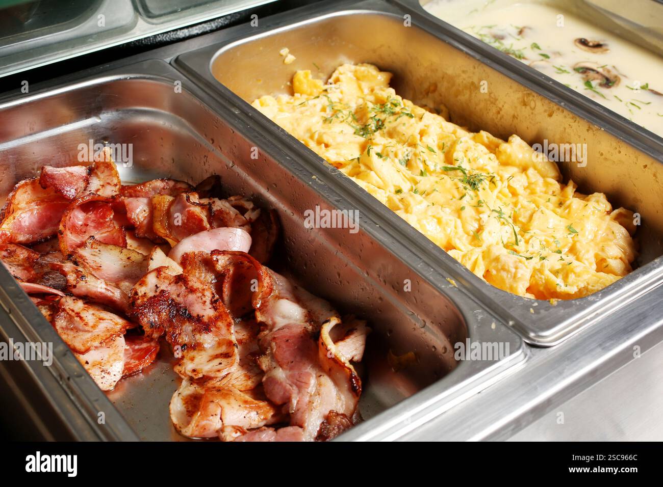 Gebratener Speck und Rührei in Buffetform Stockfoto