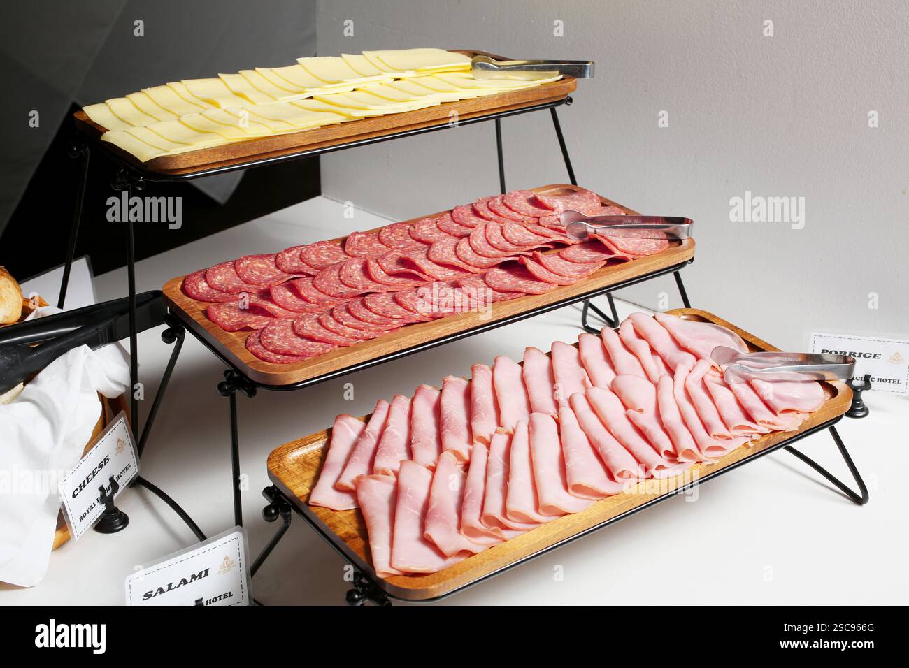 Käse, Salami und Schinken am Büfett-Ausstellungsstand Stockfoto