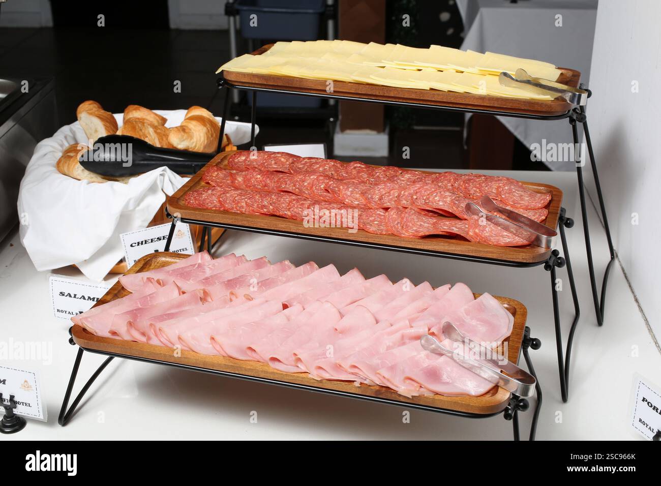 Käse, Salami und Schinken am Büfett-Ausstellungsstand Stockfoto