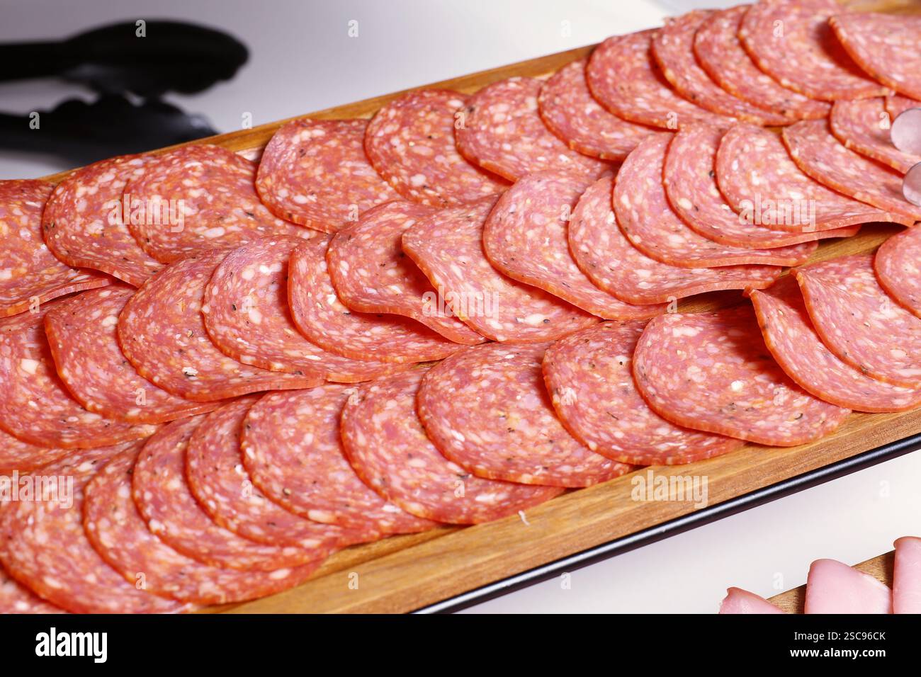 In Scheiben geschnittene Salami Stockfoto