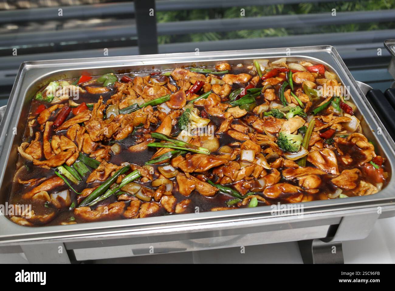 Chinesisches, gebratenes Essen im Tablett Stockfoto