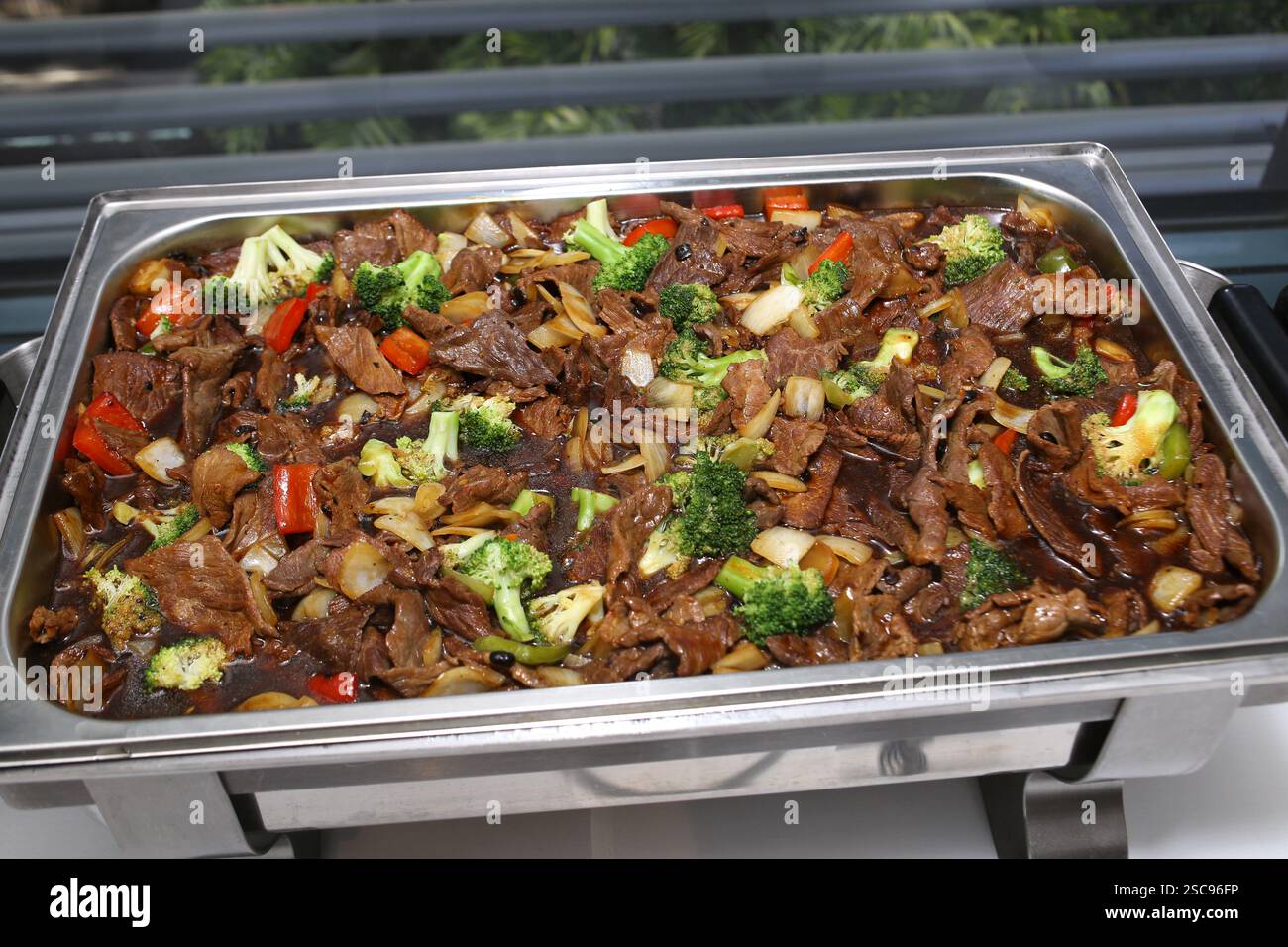 Gebratenes Rindfleisch mit Brokkoli im Tablett rühren Stockfoto
