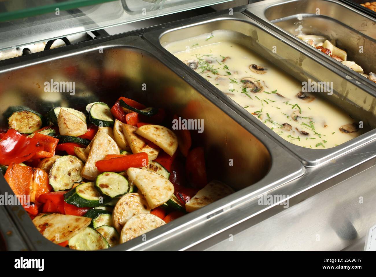 Gebratenes Gemüse und Pilzsuppe in Buffetform Stockfoto