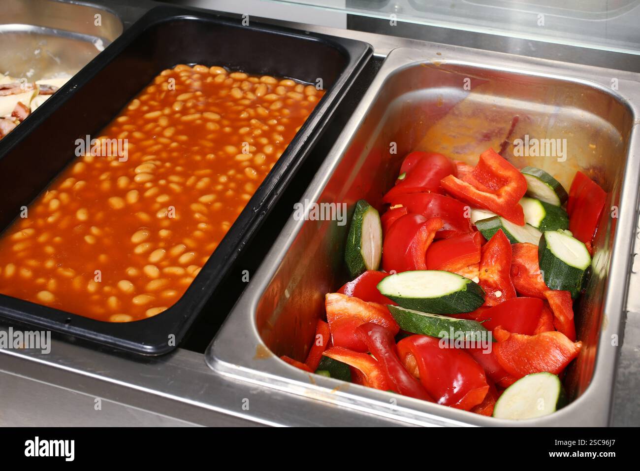 Gebackene Bohnen und Schnittgemüse in Buffetform Stockfoto