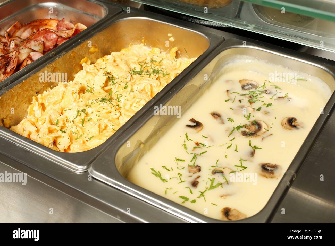 Rührei in Buffetform und cremige Pilzsuppe Stockfoto