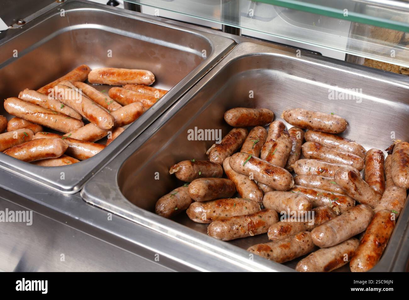 Büfett Mit Gebratenen Würstchen Stockfoto