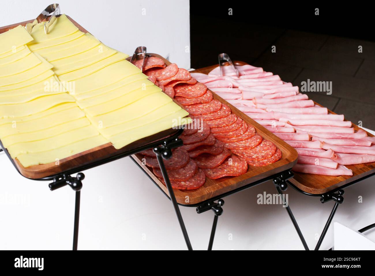 Büfett mit Käse, Salami und Schinken Stockfoto