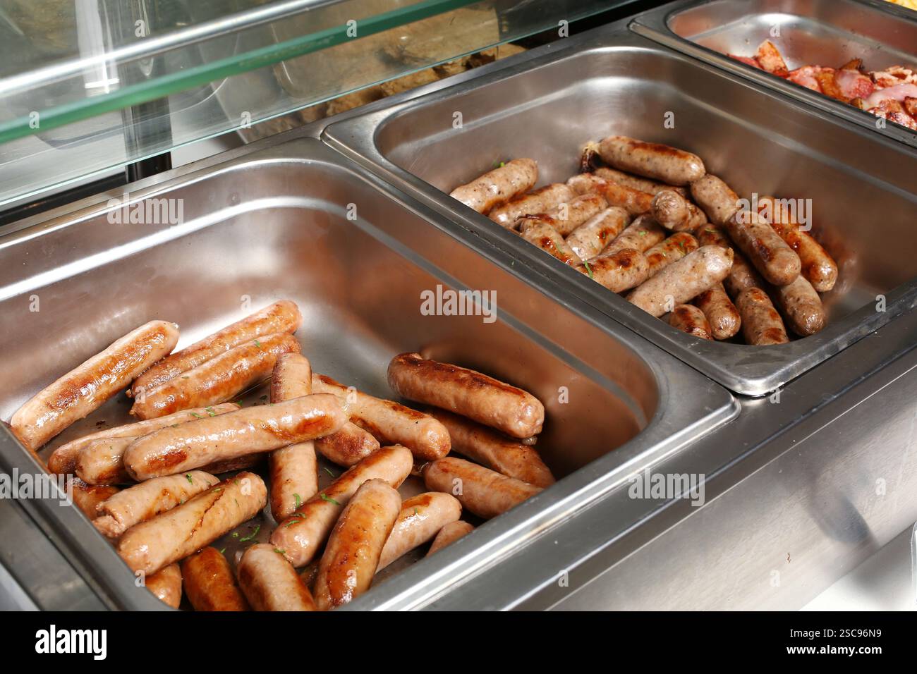 Büfett mit gebratenen Würstchen Stockfoto