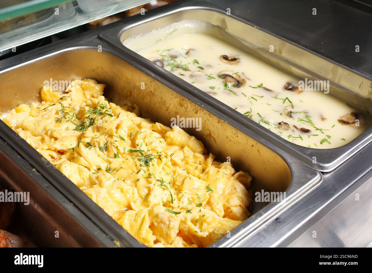 Rührei und Pilzsuppe in Buffetform Stockfoto