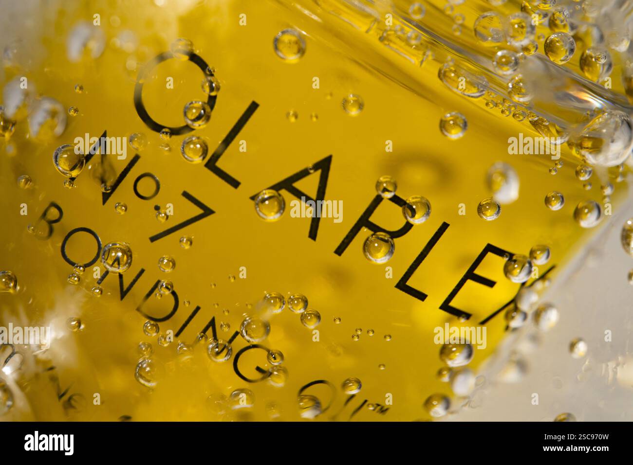 Straßburg, Frankreich - Oktober 2024 : Präsentation von Olaplex No. 7 Bonding Oil, wobei die Flaschenverpackung mit Blasen hervorgehoben wird. Hochwertige Schönheit Stockfoto