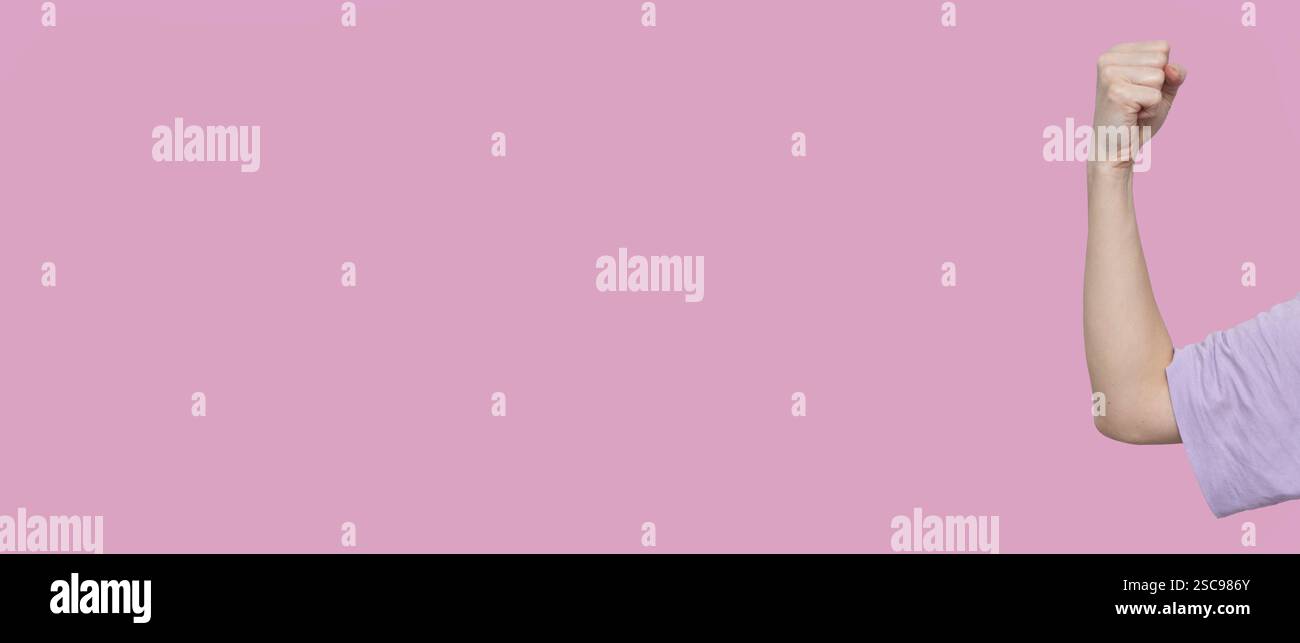 Banner IWD2025 beschleunigt die Aktion. AccelerateAction. Internationaler Frauentag. Tag am 8. märz. Gesichtslose Damenhand auf violettem Hintergrund. Stark, leistungsstark Stockfoto