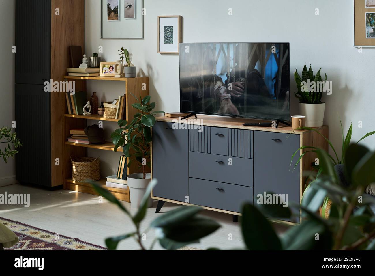 Wohnzimmer mit Horrorfilm auf dem Fernsehbildschirm Stockfoto