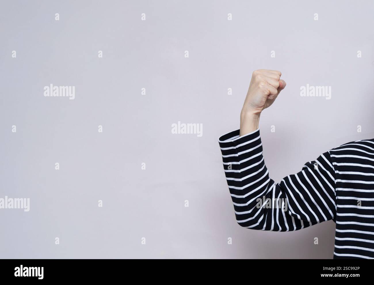 IWD2025 beschleunigt die Aktion. Internationaler Frauenmonat. Tag am 8. märz. Gesichtslose Damenhand. Stark, Kraft, Stärke demonstrieren. AccelerateAction Stockfoto