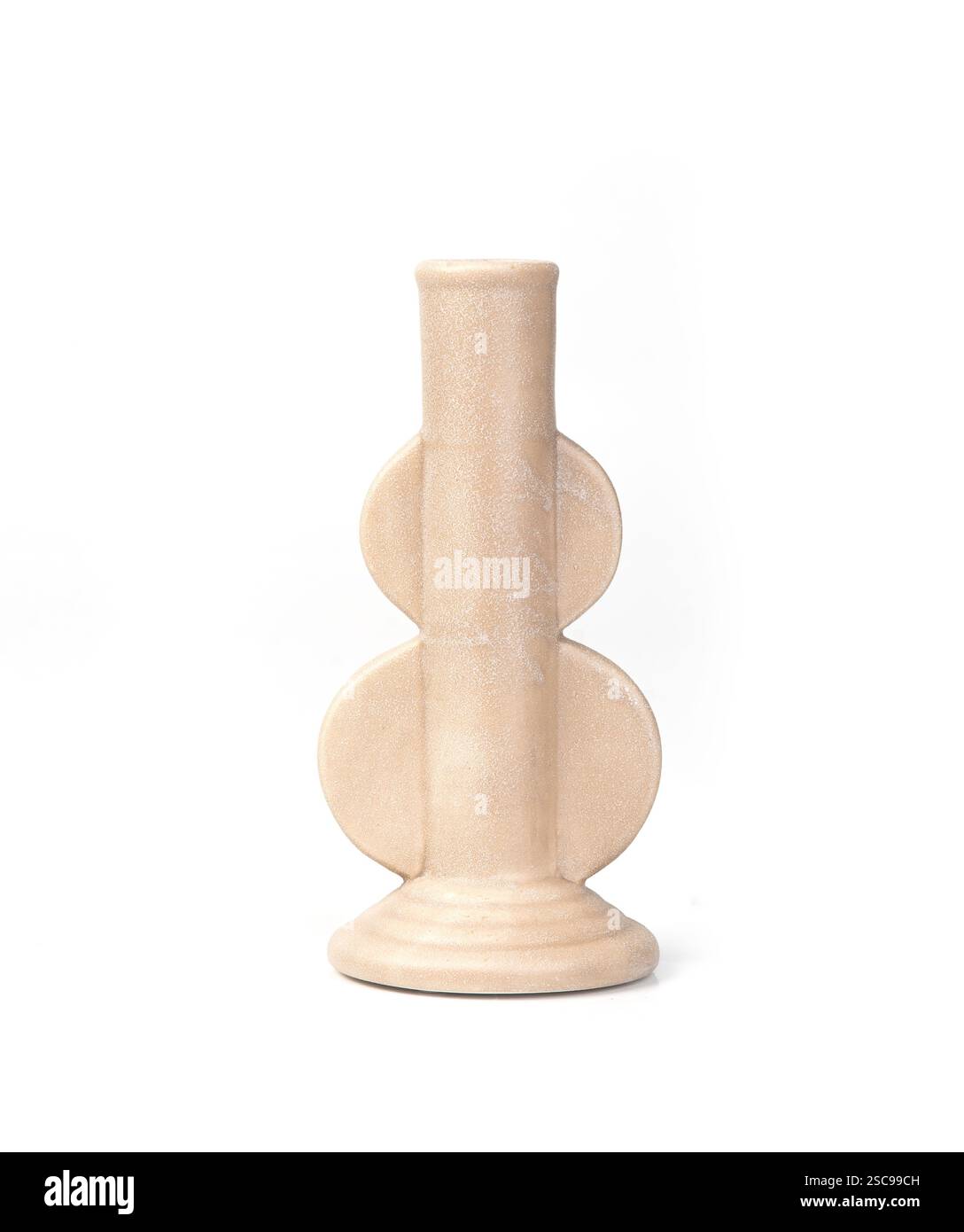 Moderner keramischer Kerzenhalter mit geometrischem Design in mattem Beige. Stilvolle und minimalistische Einrichtung Stockfoto