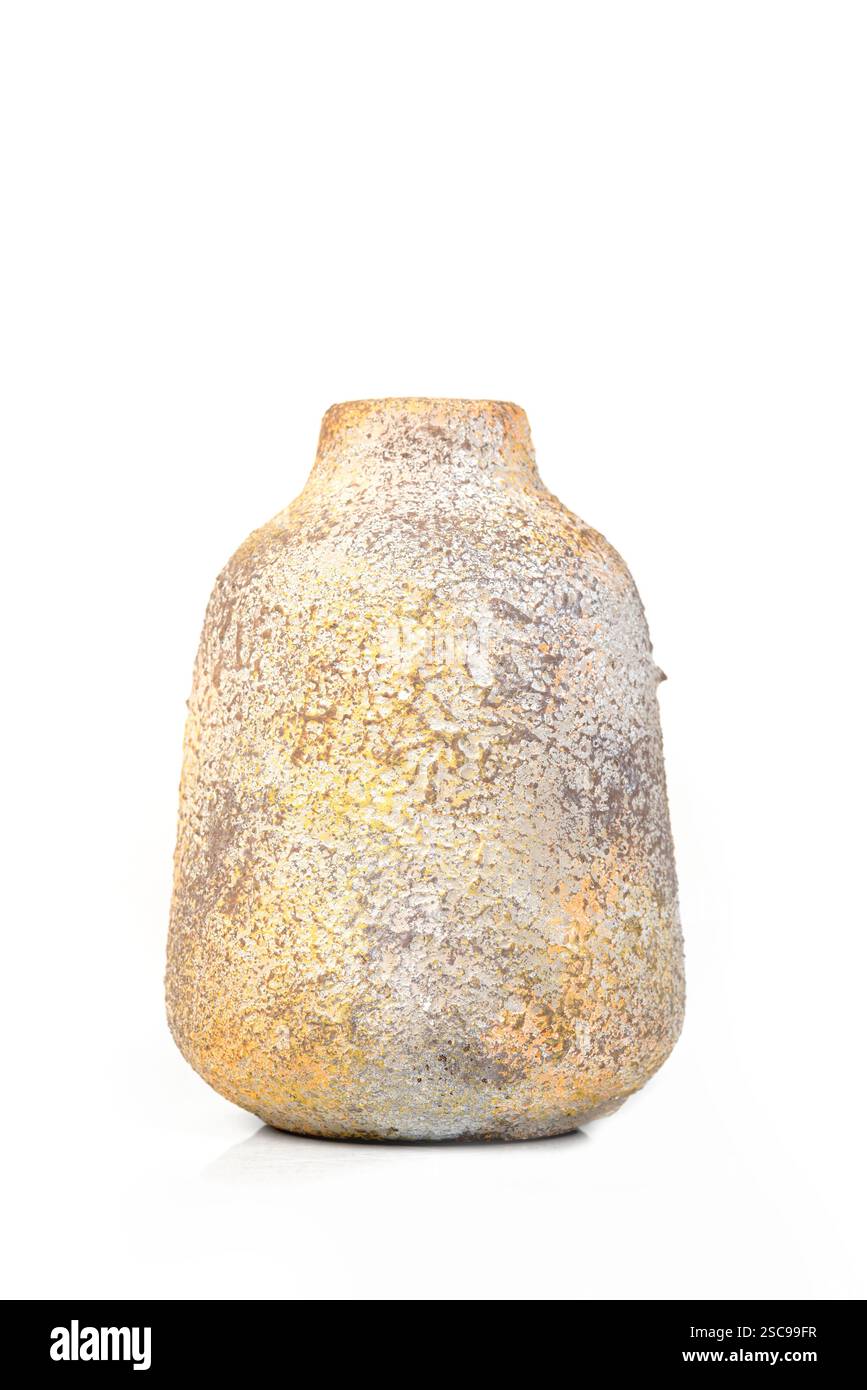 Rustikale Keramikvase mit rauer strukturierter Oberfläche und Erdtönen, isoliert auf weißem Hintergrund. Stockfoto
