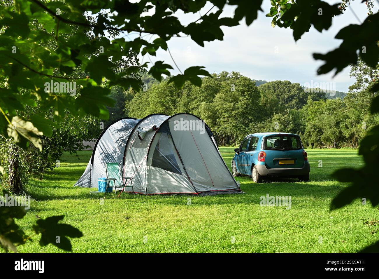 Campingplatz in den belgischen Ardennen mit Tunnelzelt und Auto Stockfoto