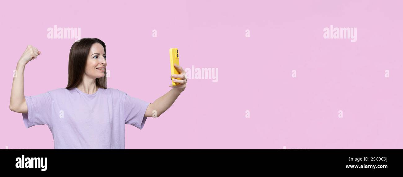 Beschleunigen Sie die Aktion IWD2025. Banner AccelerateAction. Internationaler Frauentag. Tag am 8. märz. Die Frau zeigte während eines Videoanrufs Kraft, Stärke Stockfoto