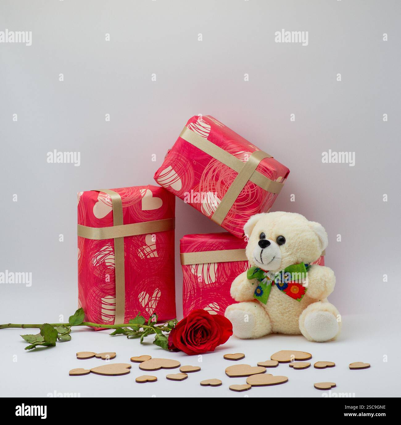 Geschenkboxen, Teddy und eine Rose isoliert auf weißem Hintergrund Stockfoto