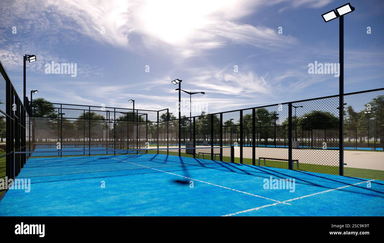 Padel-Platz im Freien mit blauer Oberfläche, ausgestattet mit Flutlichtern und Glas Stockfoto