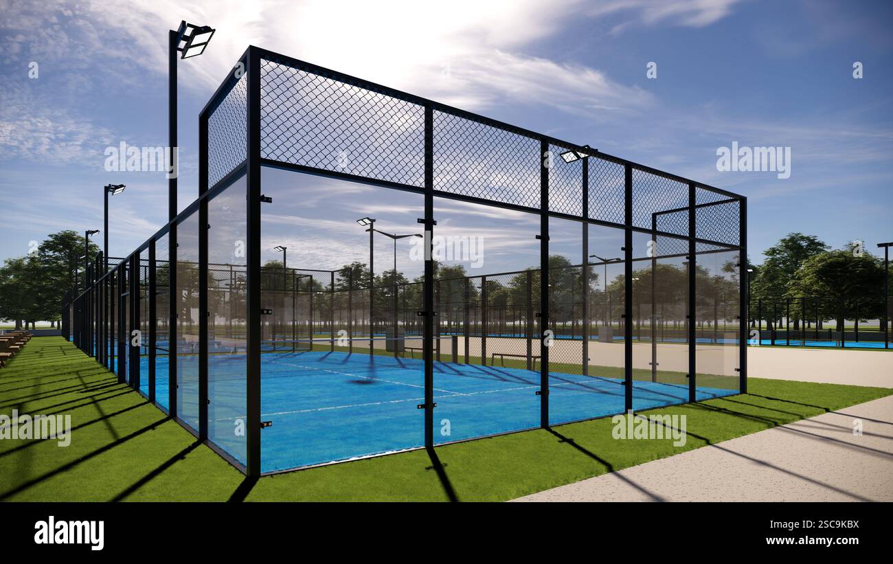 Padel-Platz im Freien mit blauer Oberfläche, ausgestattet mit Flutlichtern und Glas Stockfoto
