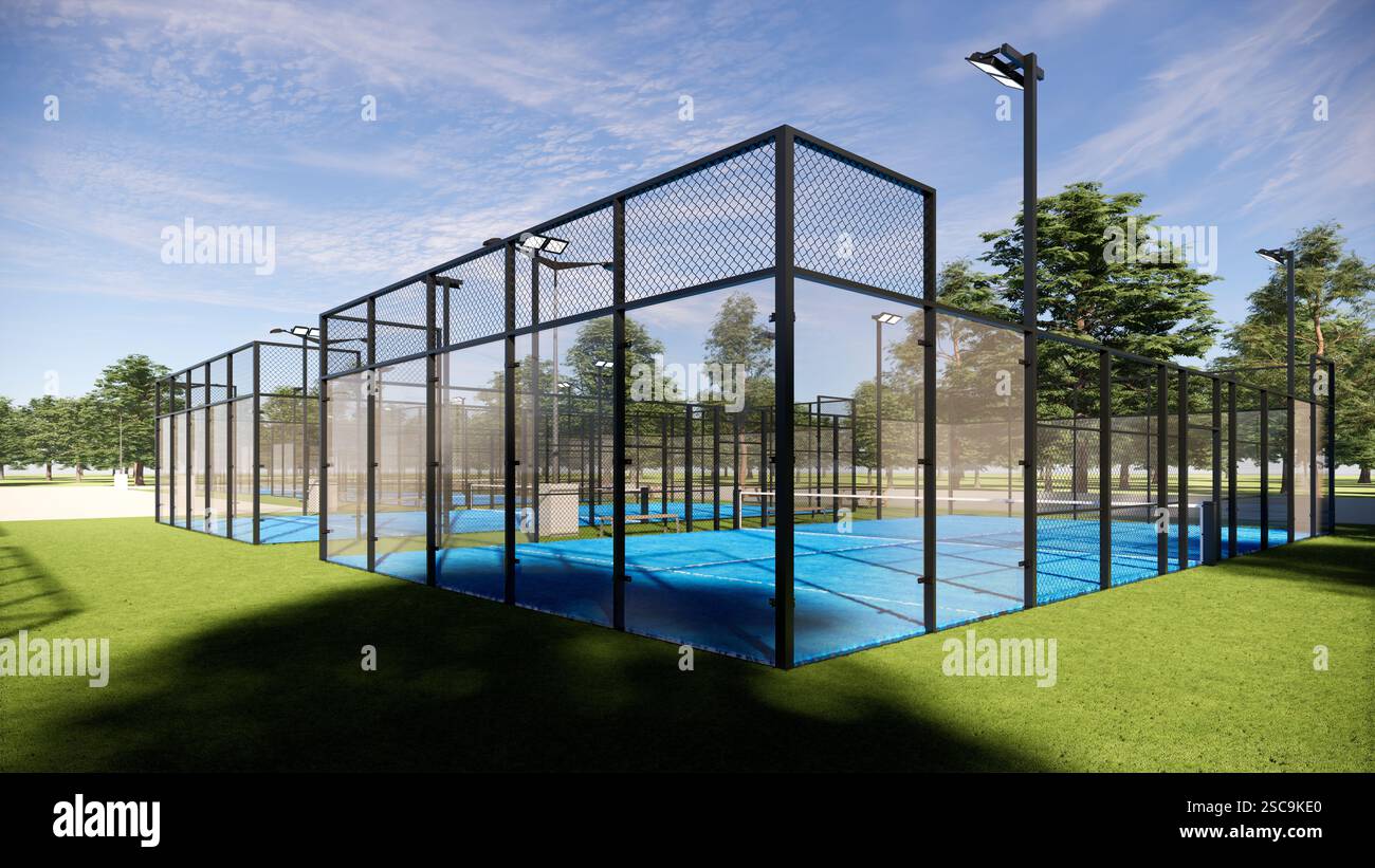 Padel-Platz im Freien mit blauer Oberfläche, ausgestattet mit Flutlichtern und Glas Stockfoto