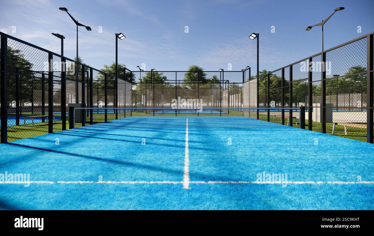 Padel-Platz im Freien mit blauer Oberfläche, ausgestattet mit Flutlichtern und Glas Stockfoto