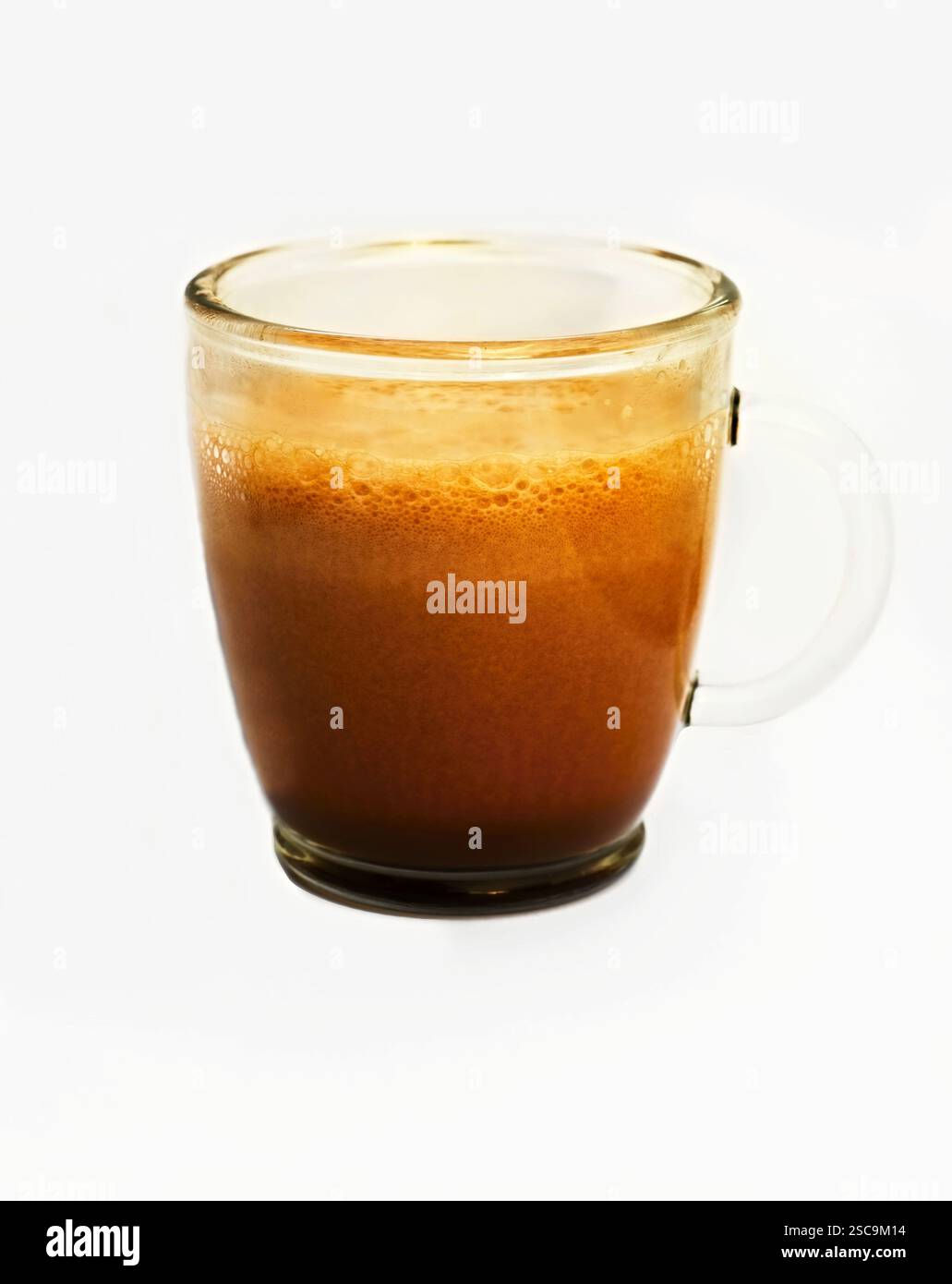 Frische heiße Schokolade in Glasbecher auf weißem Hintergrund, Nahaufnahme. Stockfoto