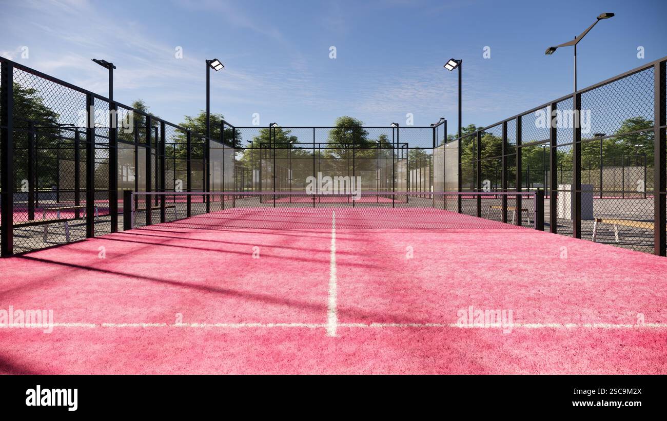 Padel-Platz im Freien mit rosafarbener Oberfläche, ausgestattet mit Flutlichtern und Glas Stockfoto