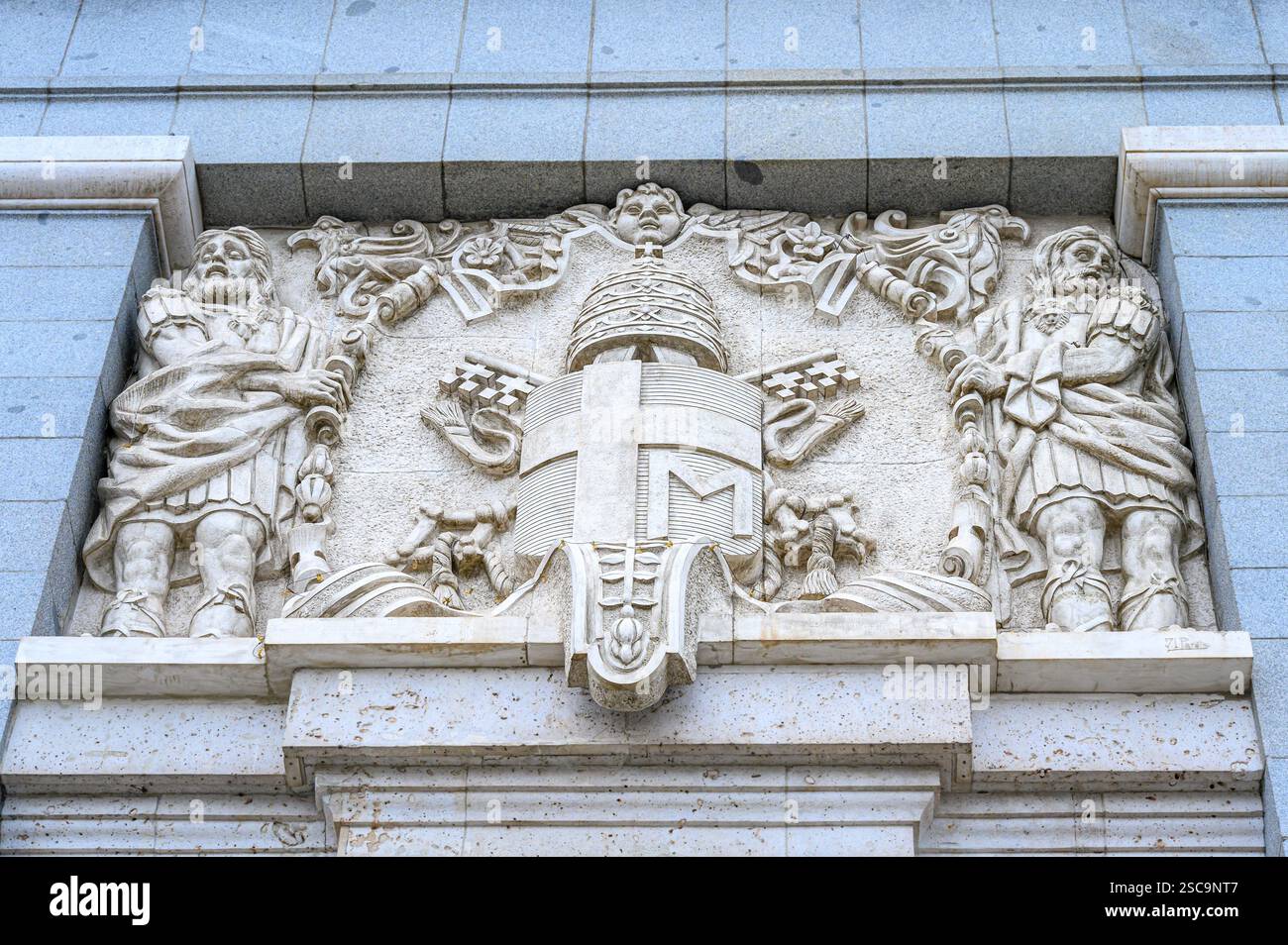 Dekorative Wappenskulptur an der Fassade der Kathedrale von Almudena, Madrid, Spanien Stockfoto