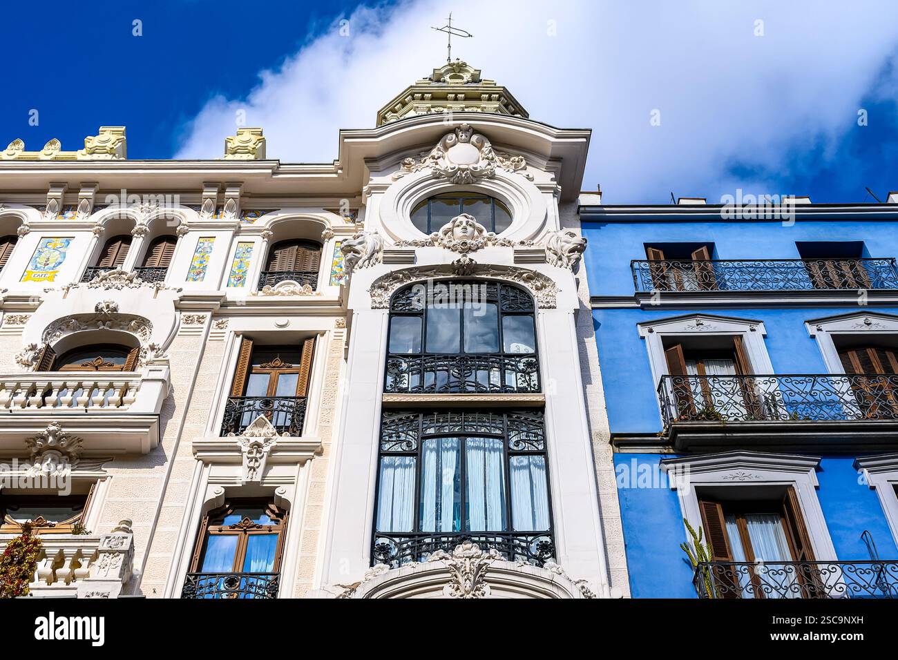 Wunderschöne Fassade eines alten Gebäudes im Stadtzentrum von Madrid, Spanien Stockfoto