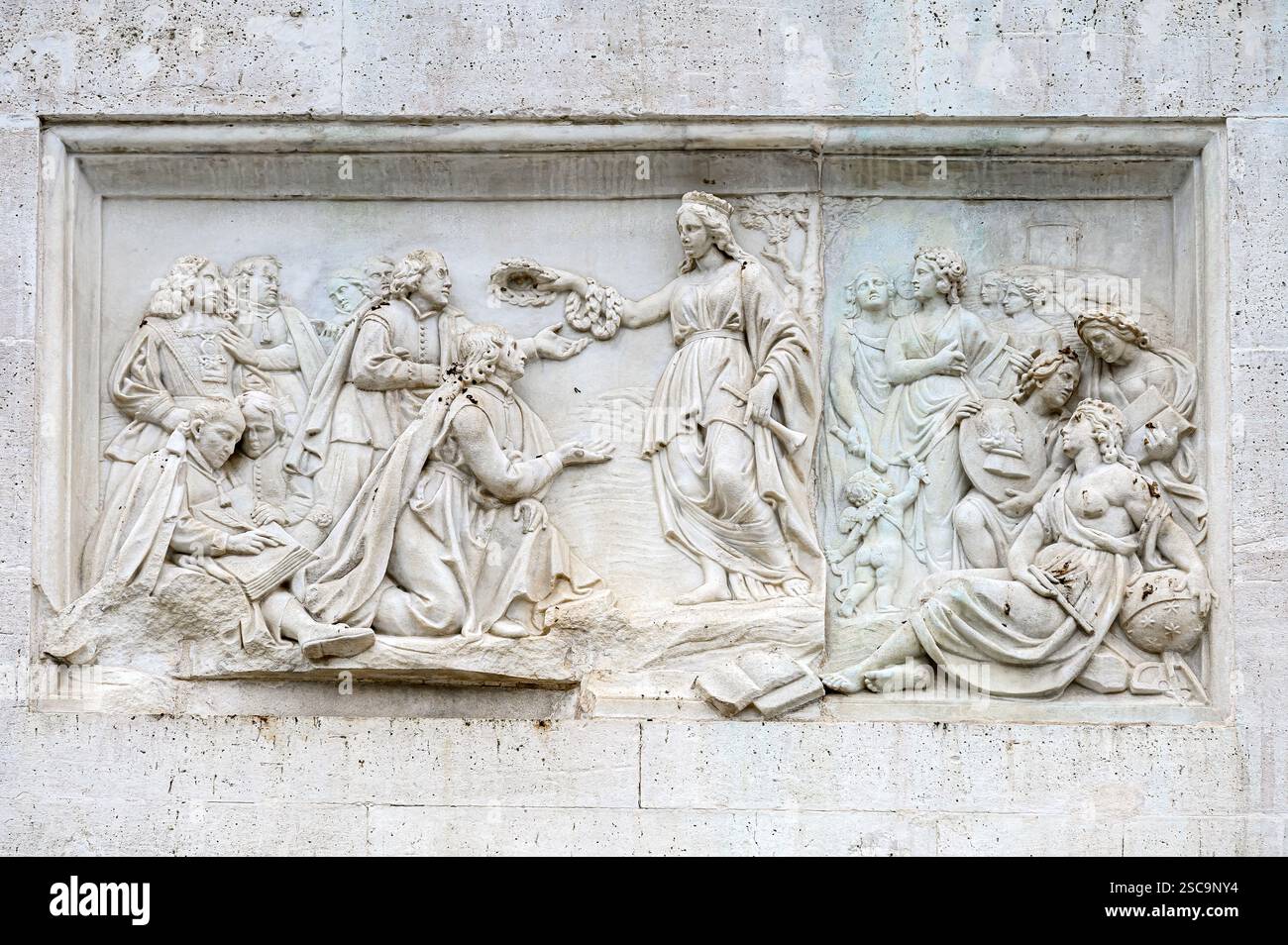 Basreliefskulptur aus Stein auf der Plaza del Palacio Real, Madrid, Spanien Stockfoto