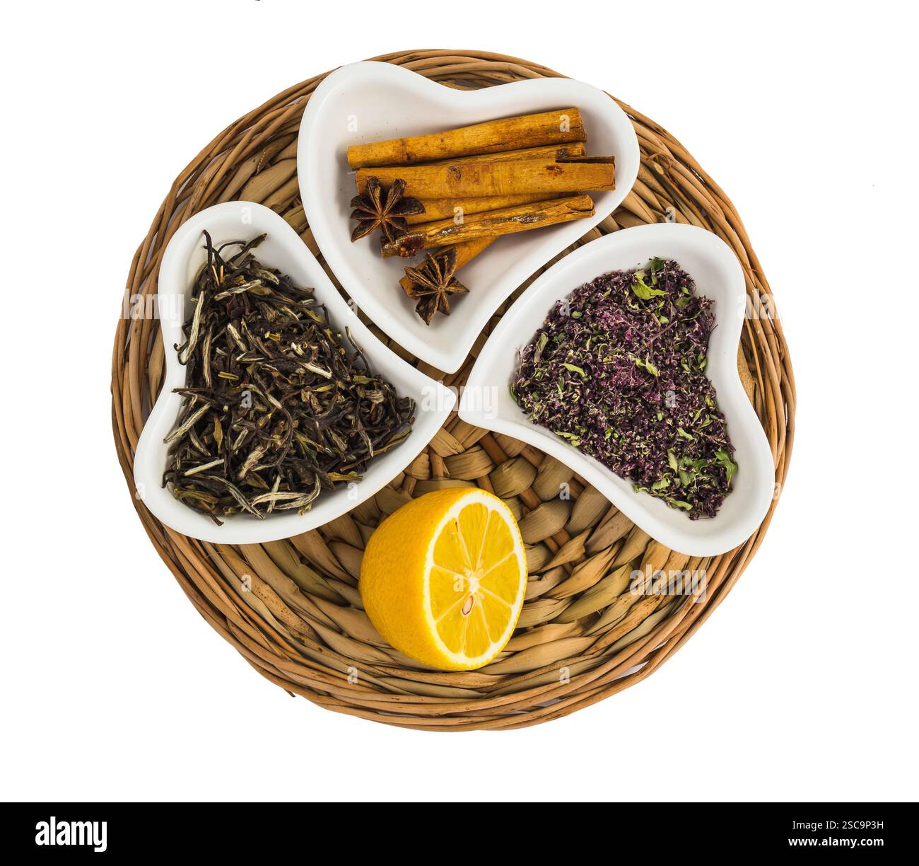 Traditionelle Zutaten für Tee, Zitrone und Gewürze (Thymian, Oregano, Zimt usw.) Stockfoto Traditionelle Zutaten für Tee, Zitrone und Gewürze (Thymian, Oregano, Zimt usw.) Stockfoto