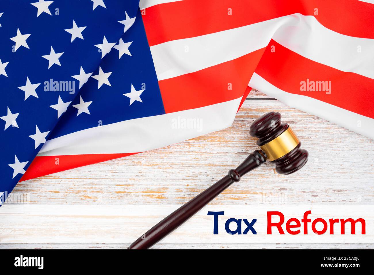 Hölzerner Hammer und Flagge der Vereinigten Staaten von Amerika mit Steuerreform. Stockfoto