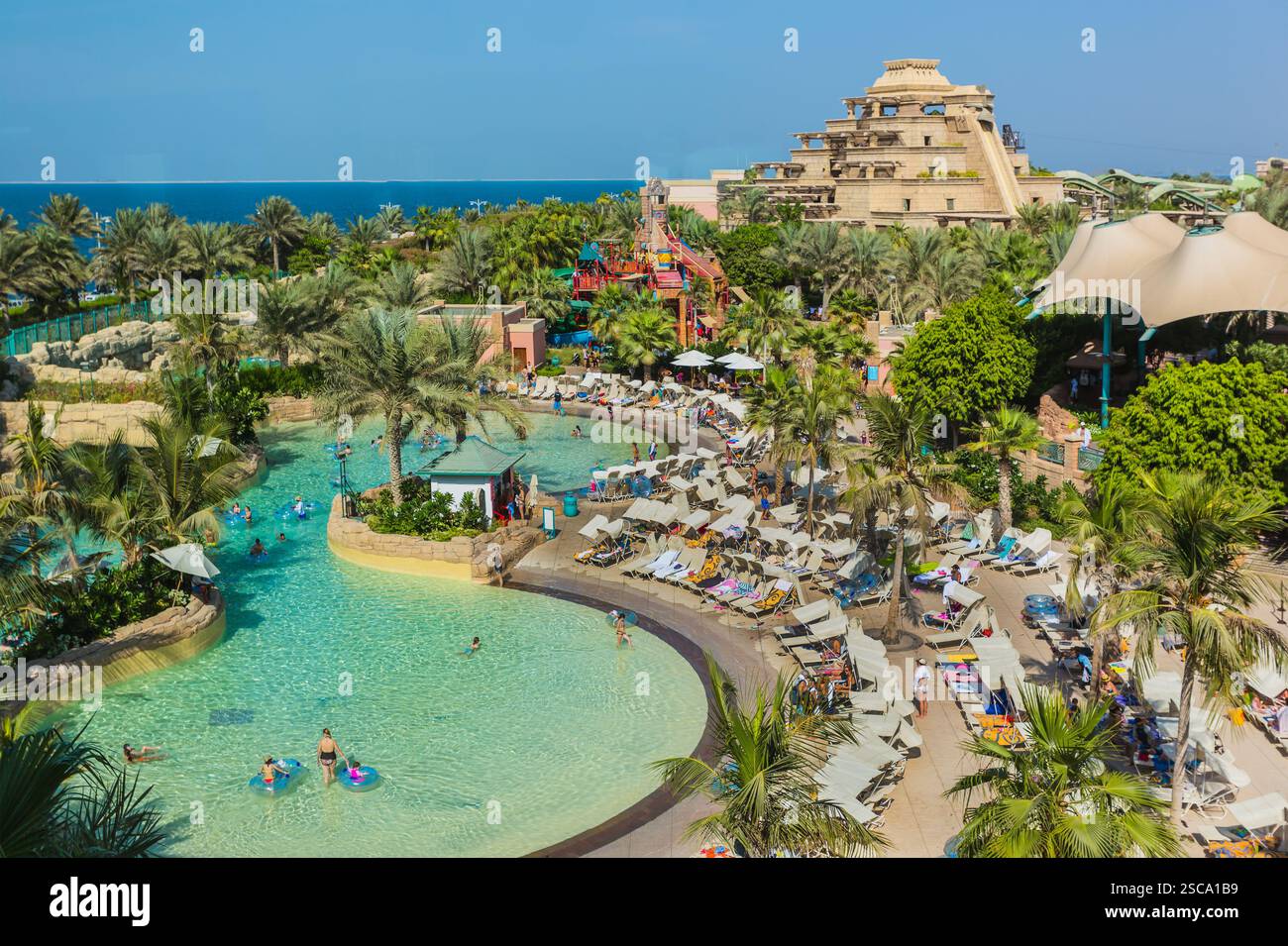 DUBAI, VAE - 3. NOVEMBER: Der Aquaventure Waterpark des Atlantis The Palm Hotels, der sich am 3. November 2013 auf der künstlichen Insel Palm Jumeirah in Dubai befindet. Stockfoto